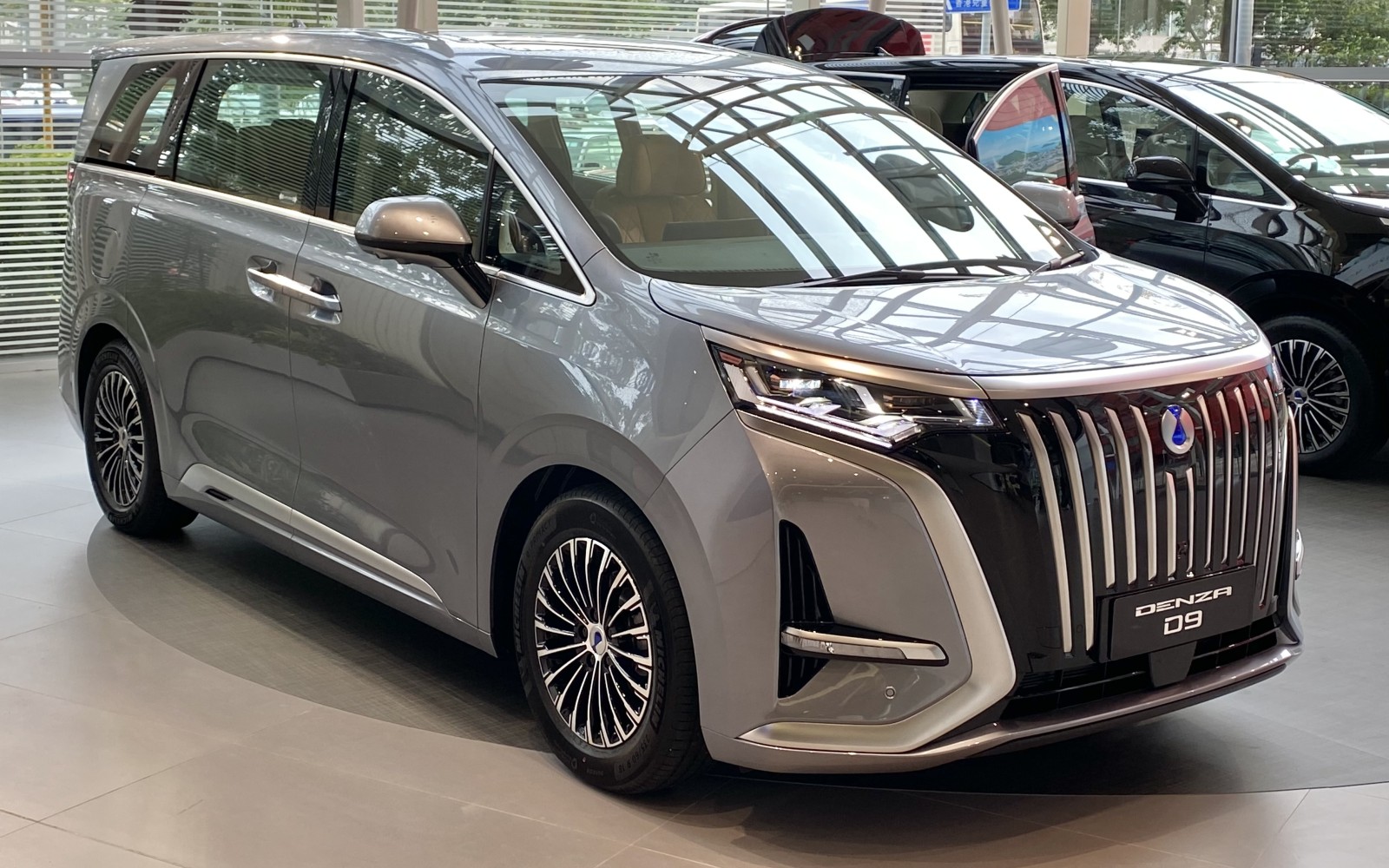 BYD Denza D9 – Perjalanan Keluarga